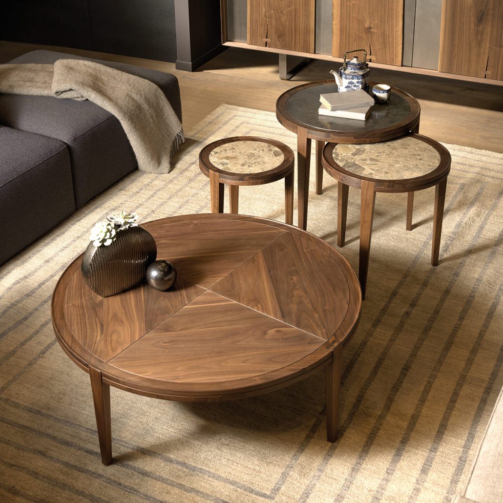 Tavolino con gambe in noce massello e piano in legno o marmo - Arte Brotto