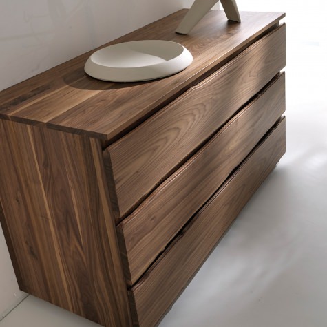 Chest of drawers in solid walnut with 3 drawers