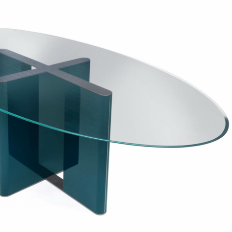 Oval table in extra-clear bevelled glass with legs available in lacquered versions