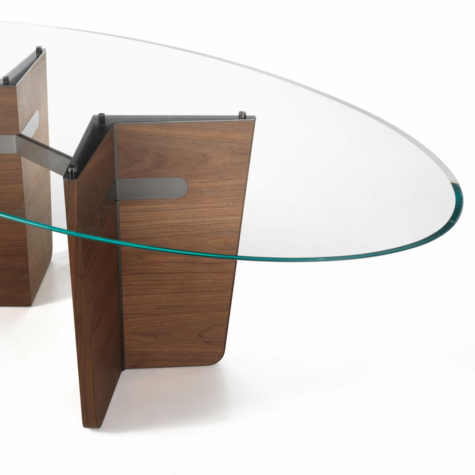 Oval table in extra-clear bevelled glass with legs in American Walnut wood