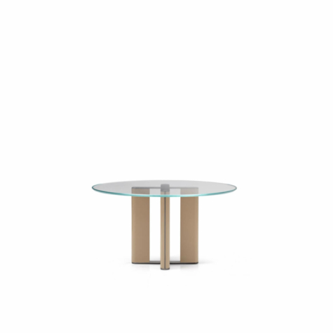 Круглый кофейный столик из экстрасветлого стекла со скошенной кромкой, ножки лакированные