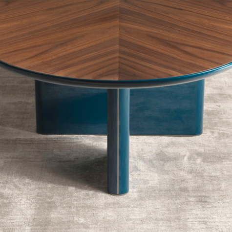 Tavolo ovale in legno di Noce americano con gambe in varianti laccate