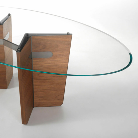 Oval table in extra-clear bevelled glass with legs in American Walnut wood