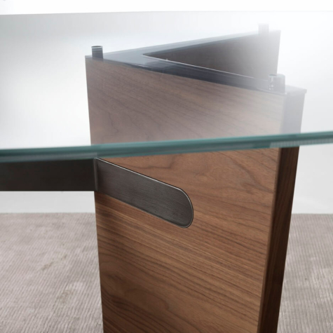 Oval table in extra-clear bevelled glass with legs in American Walnut wood