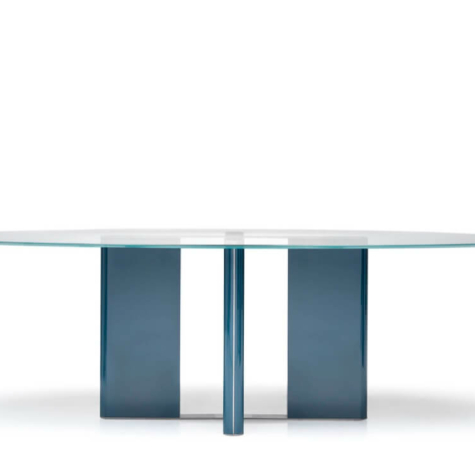 Oval table in extra-clear bevelled glass with legs available in lacquered versions