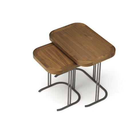 Tavolino quadrato con base in metallo e piano in legno massello