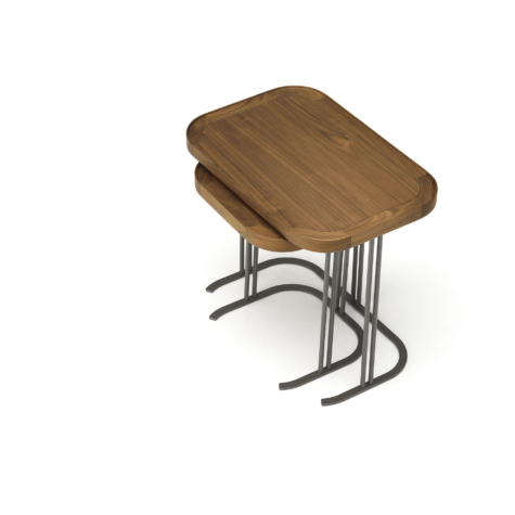 Tavolino quadrato con base in metallo e piano in legno massello
