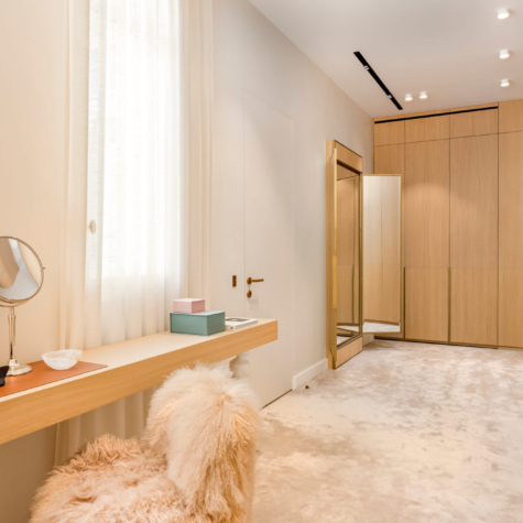 Cabina armadio su misura in legno stile moderno