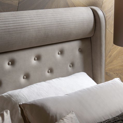 Letto in legno imbottito stile classico