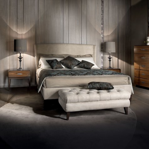 Мягкая деревянная кровать в современном стиле