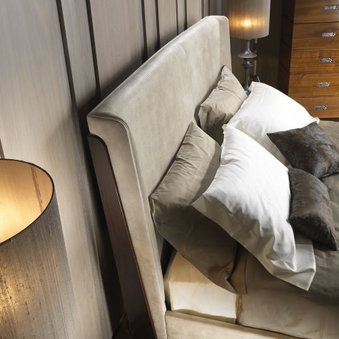 Мягкая деревянная кровать в современном стиле