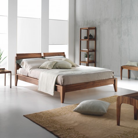 Letto matrimoniale in legno di noce massello