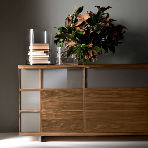 Credenza in noce o rovere massello a 3 ante, piedini in metallo Credenza in noce o rovere massello a 3 ante, piedini in metallo