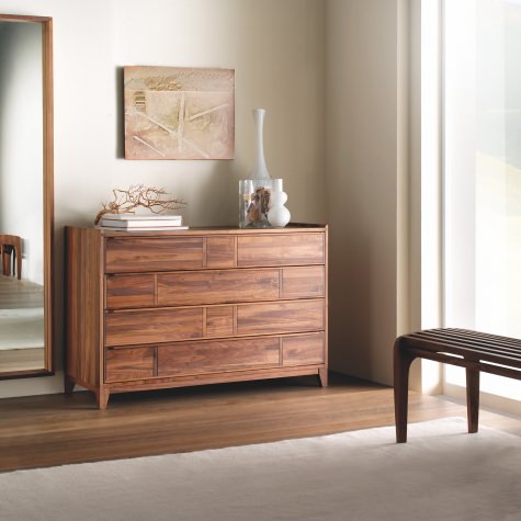 Chest of drawers in solid walnut or oak with 4 drawers Chest of drawers in solid walnut or oak with 4 drawers