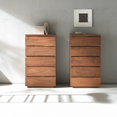 Tall chest of dawers in solid walnut with 5 drawers Tall chest of dawers in solid walnut with 5 drawers