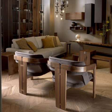Poltroncina imbottita in noce massello Poltroncina imbottita in noce massello