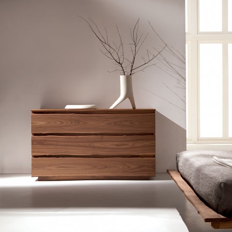 Chest of drawers in solid walnut with 3 drawers