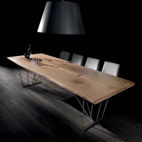 Table in solid walnut or oak Table in solid walnut or oak