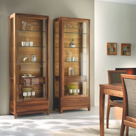 Glass cabinet in solid walnut with 1 door and 2 drawers